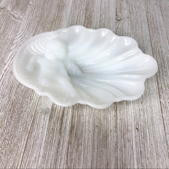 Vintage Avon Milk Glass Cherub on a Shell Dish - Picture 4 of 16